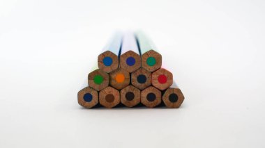 Karanlık tablo, sanat arka plan üzerinde renkli kalemler ipuçları yığını. Geri doku, kopya alanı çizim için ayarla