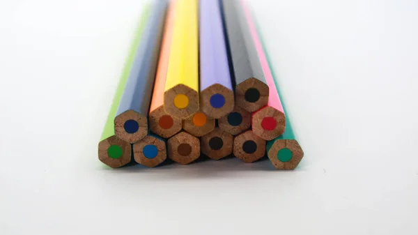 Empilement Crayons Colorés Pointes Sur Table Noire Fond Art Set — Photo