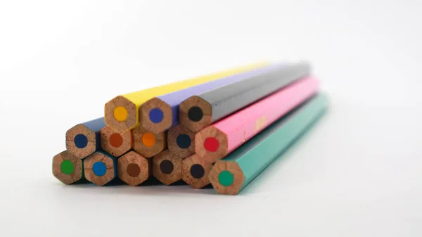 Karanlık Tablo Sanat Arka Plan Üzerinde Renkli Kalemler Ipuçları Yığını — Stok fotoğraf