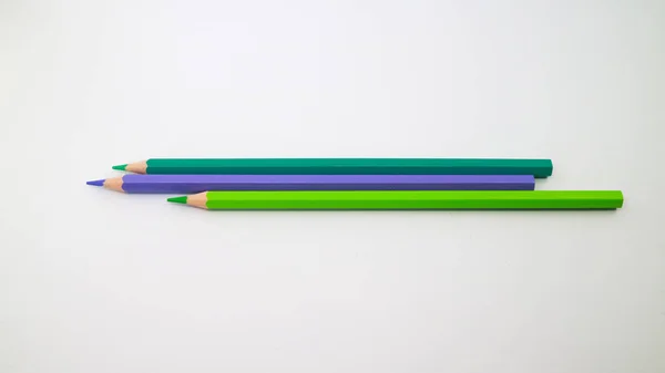 Trois Crayons Sur Fond Blanc Vert Violet Tosca — Photo
