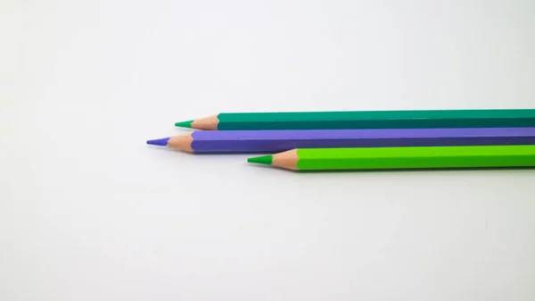 白い背景に3枚の鉛筆 トスカ — ストック写真