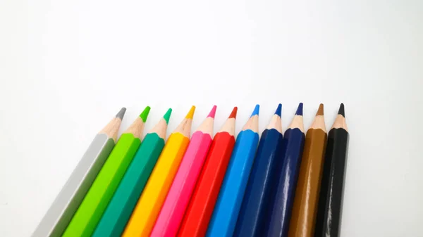 Lápis Madeira Multicoloridos Afiados Dobrados Ordenadamente Cone Fundo Isolado Branco — Fotografia de Stock
