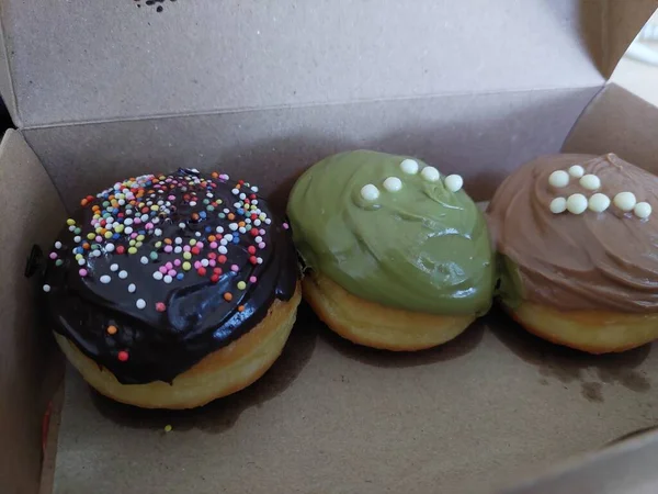 초콜릿 거품이 분홍빛 유약을 도넛과 스프링 — 스톡 사진