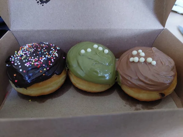초콜릿 거품이 분홍빛 유약을 도넛과 스프링 — 스톡 사진