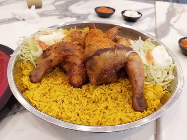Tavuk Biryani yakın plan - Makro yakın çekim nefis Hint tavuk biryani garnitürlü, renkli salata ile servis.
