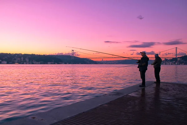Рибалка Палицею Морі Рибалка Видом Міст Заходом Сонця Задньому Плані — стокове фото