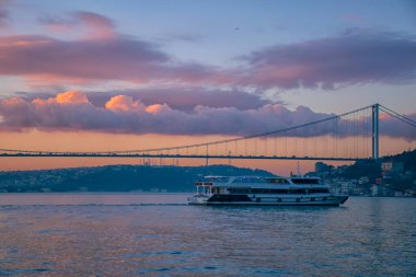 Boğaz 'da nakledilen tekne ve köprünün görüntüsü