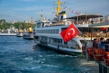 İstanbul, Türkiye - 23 Nisan 2016: Önde Türk bayrağı, arkada İstanbul feribotu 