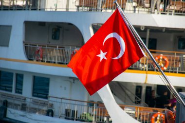 Önde Türk bayrağı, arkada İstanbul feribotu