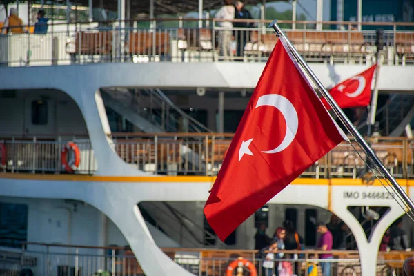 Önde Türk bayrağı, arkada İstanbul feribotu