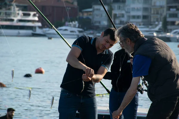 Istanbul Turkije Juni 2022 Vissers Met Warrelnetten Handen Uit Haak — Stockfoto