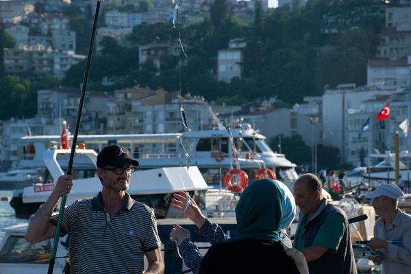 Estambul Turquía Junio 2022 Pescado Jurel Recién Capturado Anzuelo Mano —  Fotos de Stock