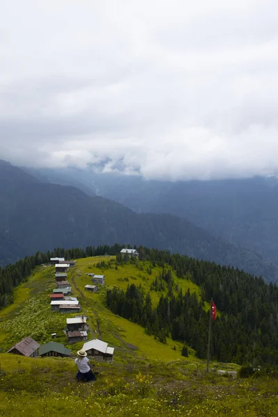 Jong Meisje Kijkt Naar Natuur Een Hoog Plateau Pokut Plateau — Stockfoto