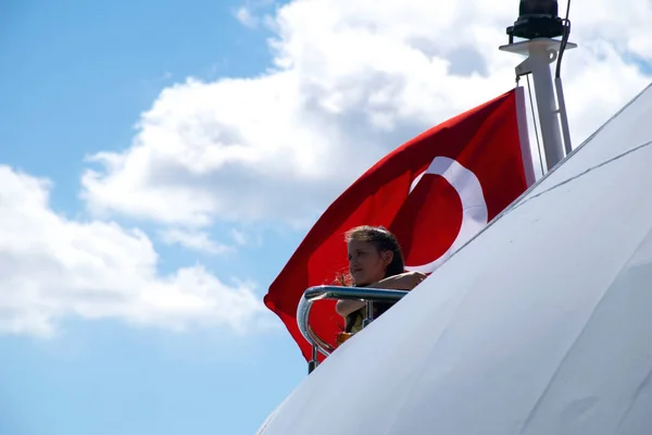 Estambul Turquía Julio 2022 Niña Ondeando Bandera Turca Barco Joven — Foto de Stock