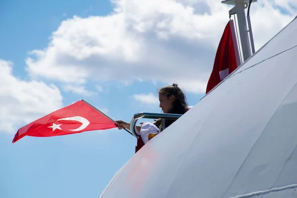 Istanbul Turkey July 2022 Little Girl Waving Turkish Flag Ship — Fotografia de Stock
