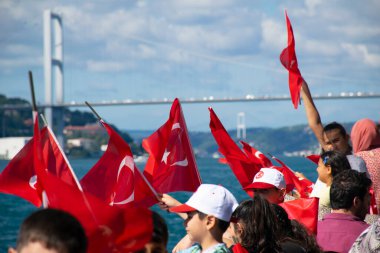 Çocuklar Türk bayrağı sallıyor. Bir grup çocuk bir gemide Türk bayrağı sallıyor