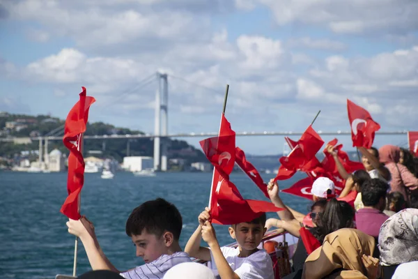 Kinder Schwenken Türkische Flagge Eine Gruppe Von Kindern Schwenkt Die — Stockfoto