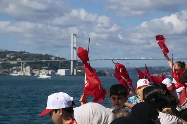 Menino Turco Segurando Bandeira Turca Aqueles Seu Redor Grupo Crianças — Fotografia de Stock