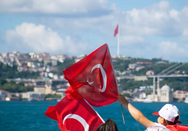 Стамбул Турция Июль 2022 Маленький Турецкий Мальчик Размахивает Турецким Флагом — стоковое фото