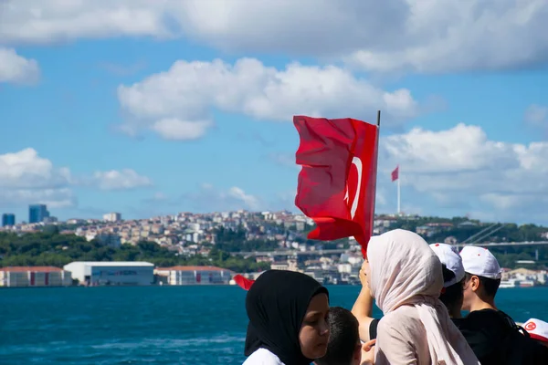 Istambul Turquia Julho 2022 Jovem Segurando Bandeira Turca Aqueles Seu — Fotografia de Stock