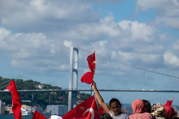 Стамбул Турция Июль 2022 Молодая Девушка Турецким Флагом Теми Вокруг — стоковое фото