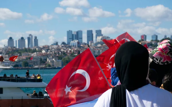 Istambul Turquia Julho 2022 Mulher Segurando Bandeira Turca Aqueles Seu — Fotografia de Stock