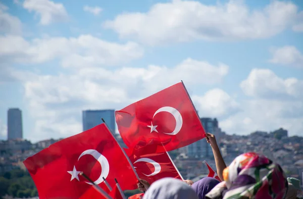Istambul Turquia Julho 2022 Mulher Segurando Bandeira Turca Aqueles Seu — Fotografia de Stock