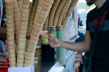 Türk dondurma satıcısı şakaları ve müşteriler eğleniyor. Geleneksel Türk dondurması satışları.