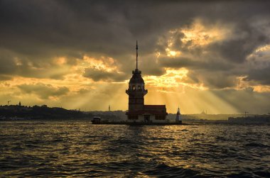 Bakire Kulesi ve İstanbul Peyzajı bulutlu bir günde değişen ışıklarla dolu. İstanbul 'da İstanbul Boğazı' nın ortasında bulunan Bakire Kulesi veya Kiz Kulesi.