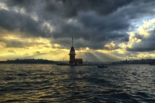 Maiden Tower Και Istanbul Landscape Μια Συννεφιασμένη Μέρα Φώτα Πύργος — Φωτογραφία Αρχείου