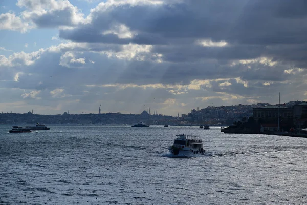 Туристические Лодки Путешествующие Босфору Красивый Вид Босфора Стамбула — стоковое фото