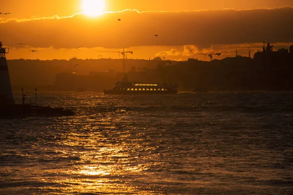 Tour Boats Traveling Bosphorus Sunset Beautiful View Bosphorus Istanbul — Stock Fotó