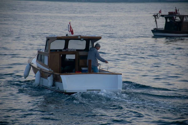 Men Boat Bosphorus Waters Istanbul Fisherman Boat Istanbul Turkish Fisherman — Stockfoto