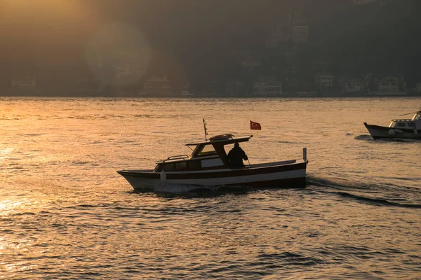 Men Boat Bosphorus Waters Istanbul Fisherman Boat Istanbul Turkish Fisherman —  Fotos de Stock
