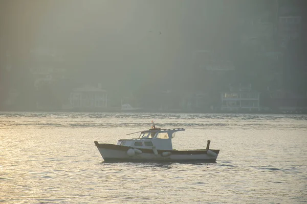 Men Boat Bosphorus Waters Istanbul Fisherman Boat Istanbul Turkish Fisherman —  Fotos de Stock