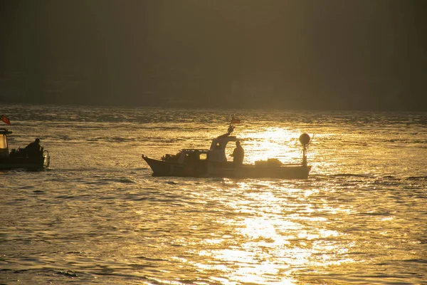 Чоловіки Човні Водах Босфору Стамбулі Рибалка Човні Стамбулі Турецький Рибалка — стокове фото