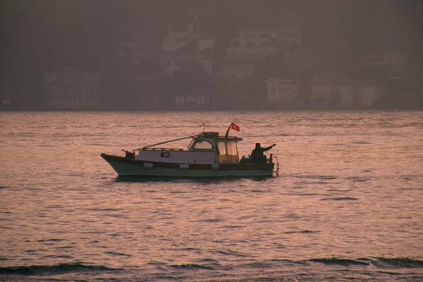 Men Boat Bosphorus Waters Istanbul Fisherman Boat Istanbul Turkish Fisherman — Foto Stock