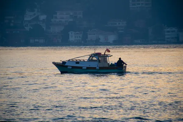Мужчины Лодке Водах Босфора Стамбуле Рыбак Лодке Стамбуле Турецкий Рыбак — стоковое фото