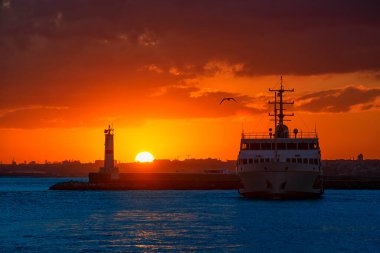 Yolcu feribotu boğaz gün batımında, Istanbul, Türkiye