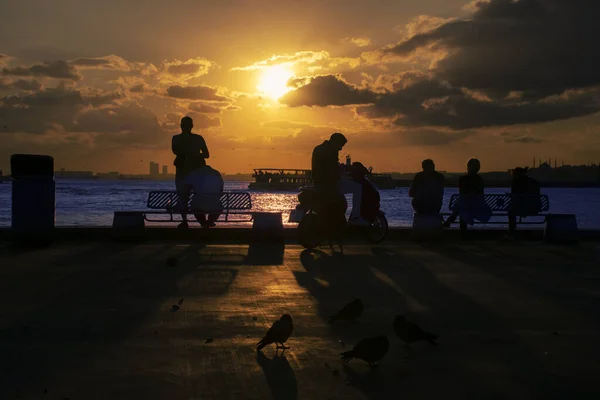 İstanbul, Türkiye - Eylül 2022: İnsanlar gün batımını izliyor. İstanbul 'da gün batımı Kadıköy.