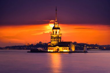Genç Kız Kulesi, İstanbul, Türkiye; Kz Kulesi parlak güneşli bir günde Leander Kulesi (Leandros Kulesi) olarak da bilinir..