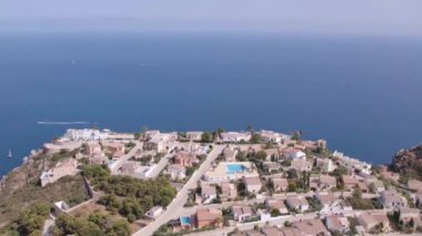 Okyanus yakınlarındaki bir uçurumun üzerindeki lüks evlerin insansız hava aracı görüntüleri. Tepelerin tepesindeki modern villalar. Okyanus ve uçurum dokusu.