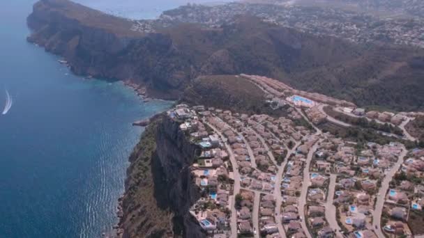 Drone Aéreo Tiro Casas Luxo Penhasco Perto Oceano Moradias Modernas — Vídeo de Stock