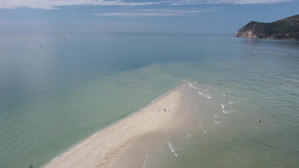 Luchtfoto Van Zee Spuug Licht Zandstrand Bezoekers Blauwe Oceaan Ondiep — Stockvideo