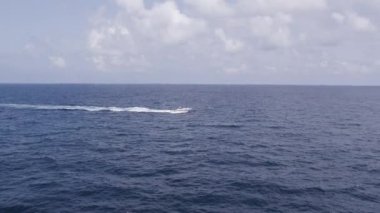 Sürat teknesi okyanus dalgalarını keser. Uçsuz bucaksız okyanus ve gökyüzü. Akdeniz 'de uyandırma jeti.
