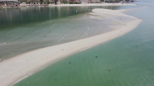 Oceaan Zandstrand Met Surfers Ondiep Water Rotskust Van Portugal Luchtfoto — Stockvideo