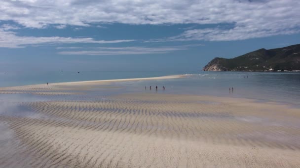 沿海浅海和海滩与步行的家庭 蓝色的海洋和浅水葡萄牙 欧洲海岸线美丽的景色 — 图库视频影像
