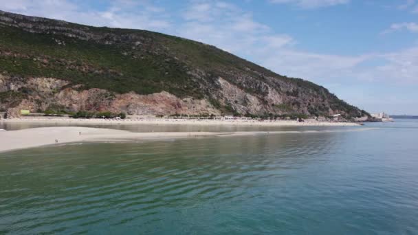 有高山的海岸 葡萄牙有一个沙滩的岛屿 蓝色的海洋和沙滩 海上吐痰的空中景观 — 图库视频影像