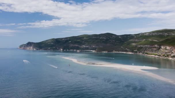 从空中俯瞰海上吐痰 海滨度假和海滨综合体 葡萄牙 欧洲美丽的海岸线 沿海的水上滑板车和小帆船 — 图库视频影像