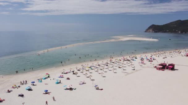海滩上的复杂的海洋 葡萄牙 欧洲的半岛和沙滩海岸 从空中俯瞰海上吐痰 明亮的沙滩和游客 — 图库视频影像